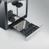 Toaster mit Krümelschublade, Chrom und Schwarz, Nahaufnahme, Detailaufnahme, Küche
