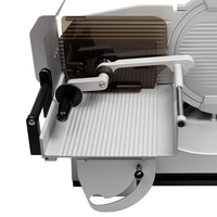 Fleischschneidemaschine, silberfarben, mit Schutz, Griff und Klinge, Nahaufnahme, isoliert