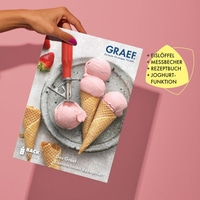 Eiscreme-Magazin mit Eiscreme, Eisportionierer und Eiswaffeln auf rosa Hintergrund