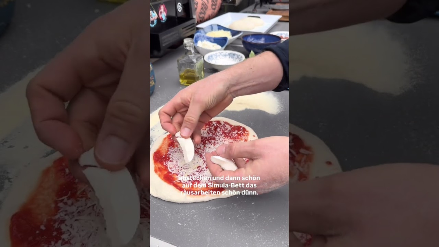 Person belegt Pizza mit Käse, Text: abstechen und dann schön auf dem Simula-Bett das rausarbeiten schön dünn.