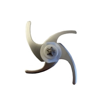 Graue Küchenmaschine Klinge mit vier gebogenen Klingen und Schraube