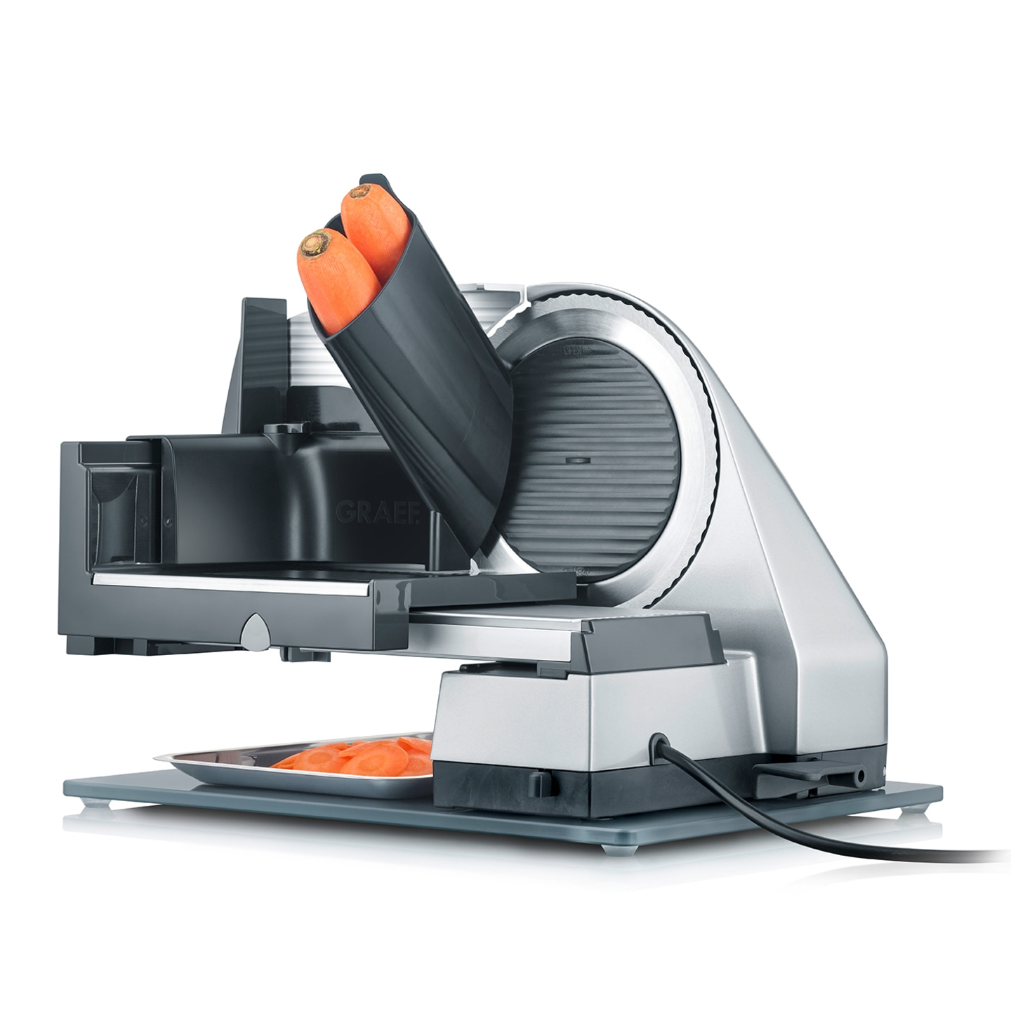 Gemüseschneider mit Karotten, silber und grau, elektrisch, Küche, Lebensmittel