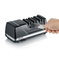 Graef Messerschärfer, Messer werden geschärft, Hand hält Messer, schwarz