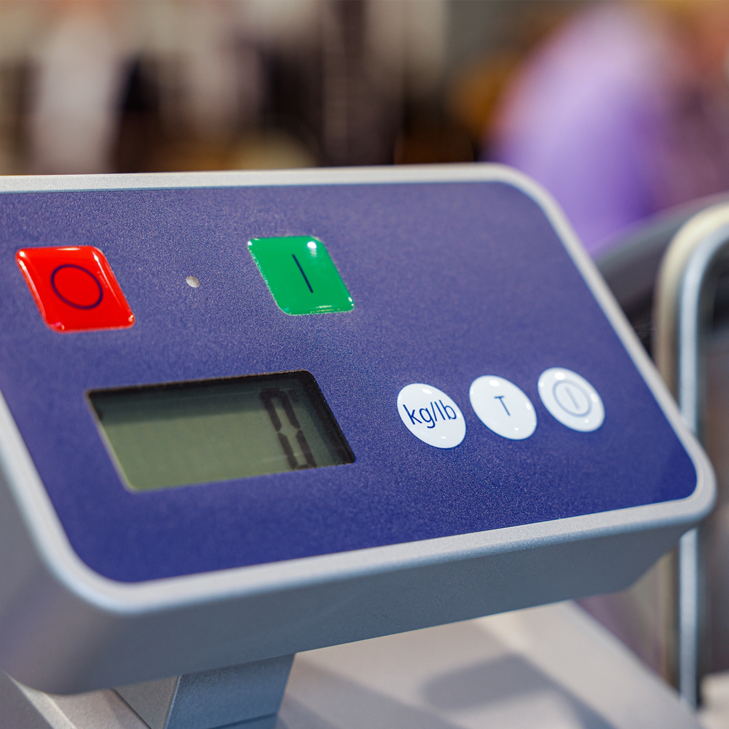 Waage mit Knöpfen und Anzeige. Zeigt 0 an. Knöpfe für kg/lb, T und Ein/Aus.