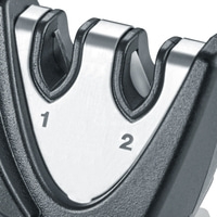 Messerschärfer mit zwei Schlitzen, markiert mit den Zahlen 1 und 2.