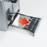 Toaster mit herausgezogener Krümelschublade und rotem Pfeil, der die Richtung anzeigt.