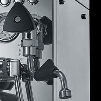 Espressomaschine, Chrom, Dampfventil, Manometer, Dreieck, Metall, Kaffeezubereitung, Detailaufnahme, Nahaufnahme