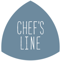 Chef's Line Logo in einem blauen Dreieck auf schwarzem Hintergrund.