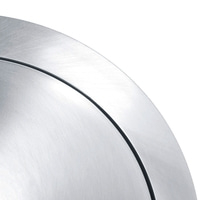 Nahaufnahme einer silbernen, kreisförmigen Metallplatte mit einer schwarzen Linie.