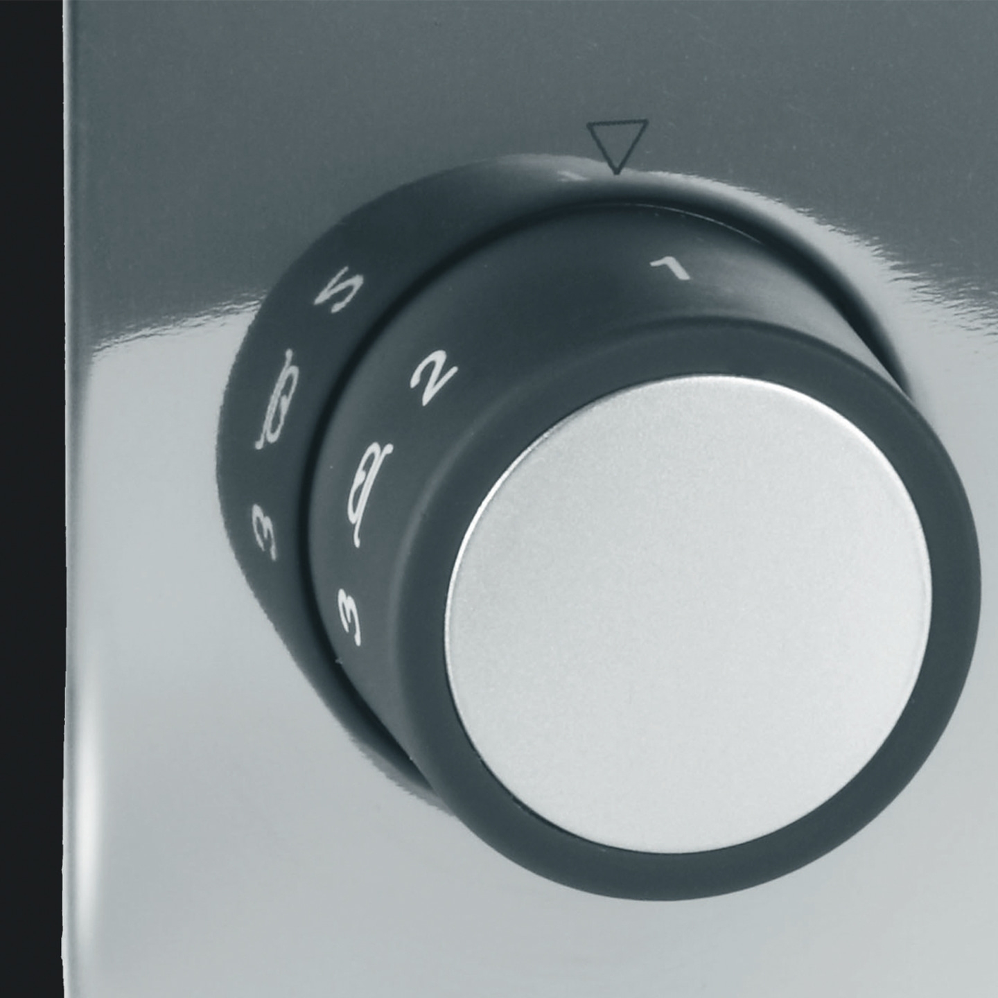 Drehknopf mit Zahlen und einem Dreieck, das auf eine Einstellung zeigt.