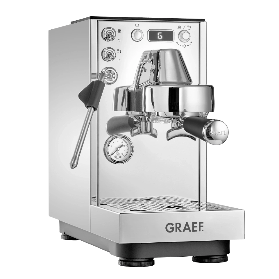 Eine glänzende Chrom-Espressomaschine mit schwarzem Griff und Manometer.
