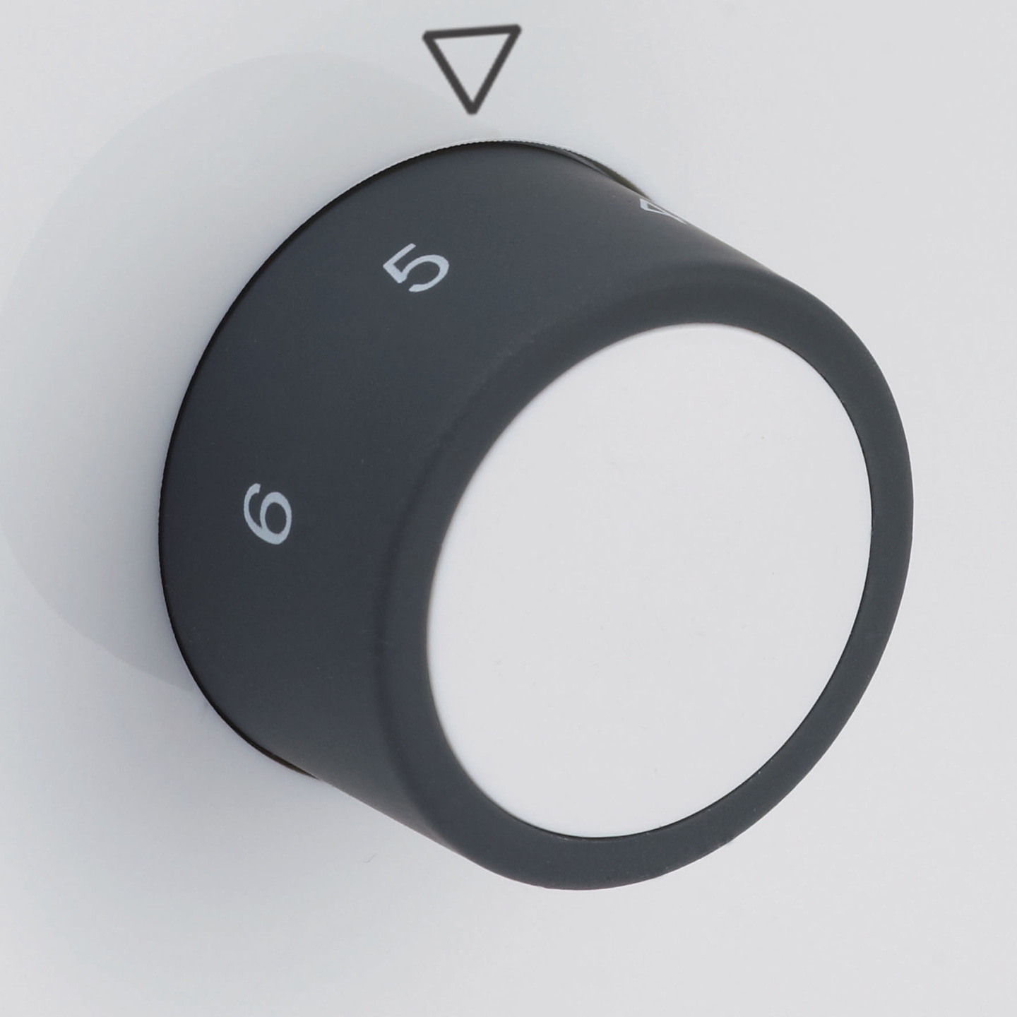 Drehknopf mit Zahlen 5 und 6, weißer Hintergrund, schwarzer Pfeil, Detailaufnahme