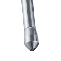 Metallstück mit zwei Löchern, glänzend, auf weißem Hintergrund, Nahaufnahme