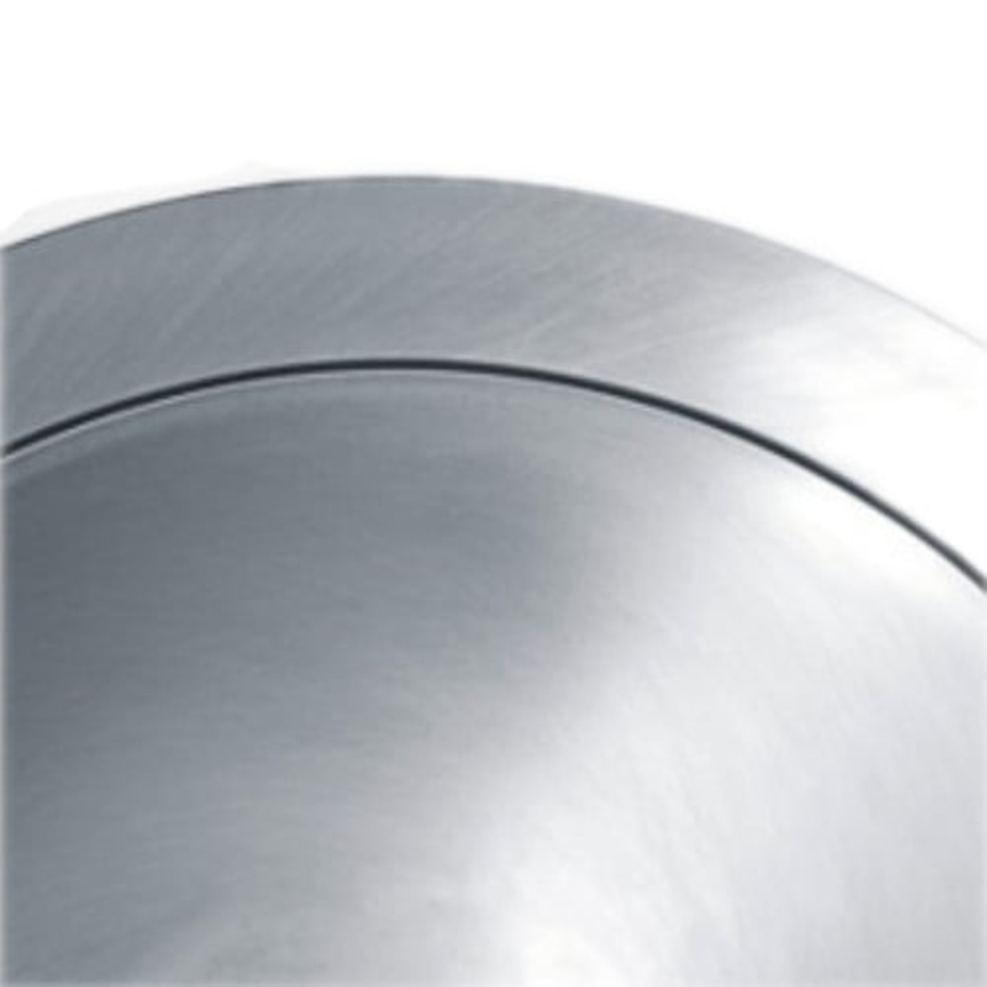 Graue Metalloberfläche mit einer schwarzen Linie, glänzend und gebogen.