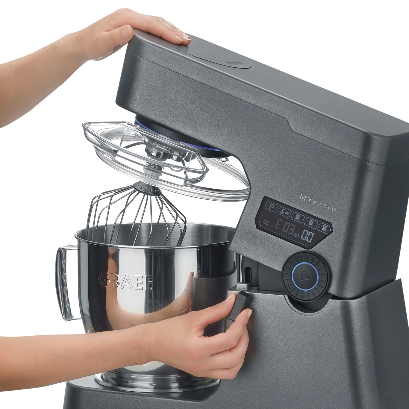 Küchenmaschine mit Zubehör und Bedienelementen, grau, Nahaufnahme, Hände