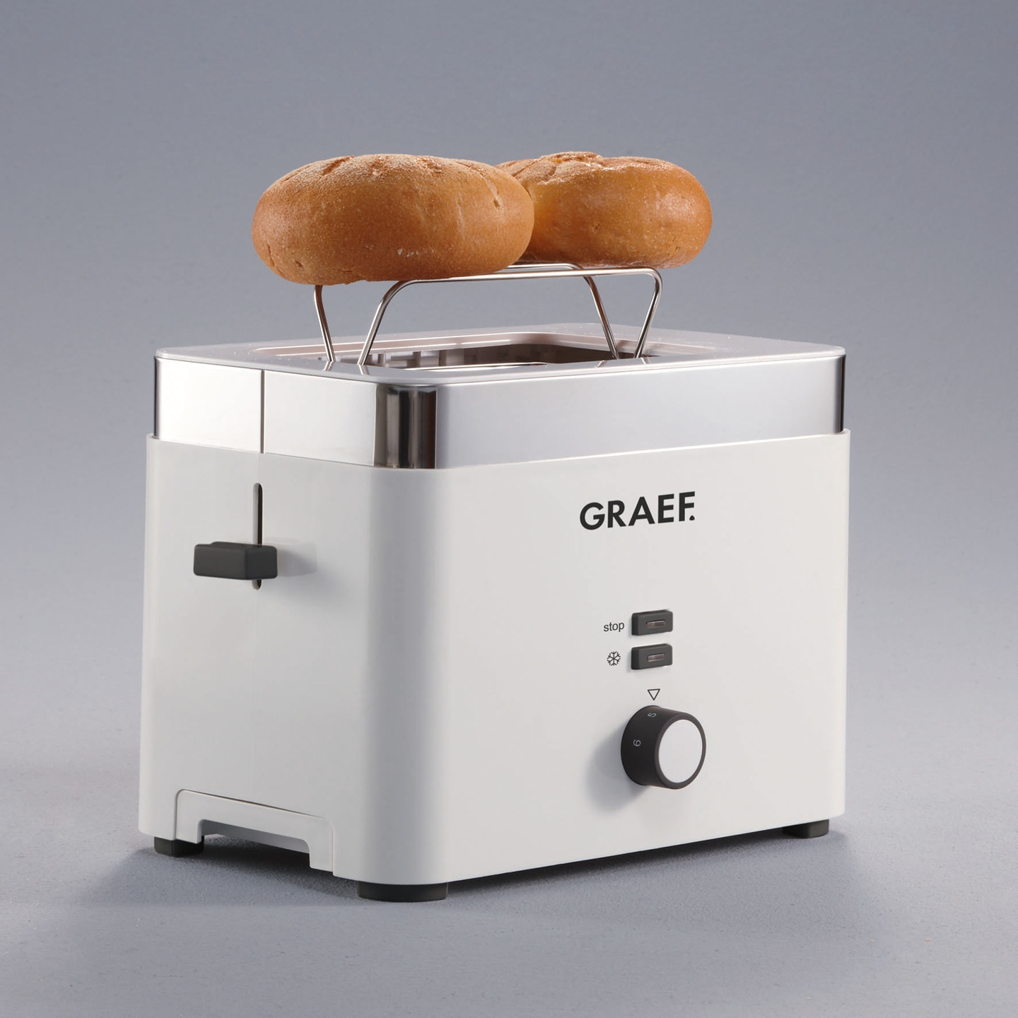 Weißer Toaster mit Brötchen, GRAEF-Logo, Knöpfen und Drehregler.