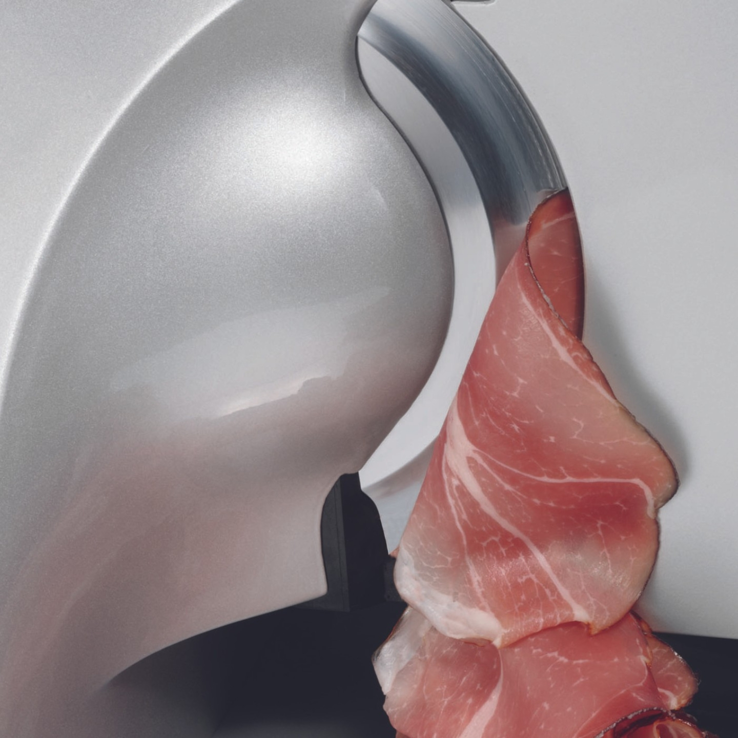 Nahaufnahme eines Fleischschneiders mit geschnittenem Schinken, Detailaufnahme