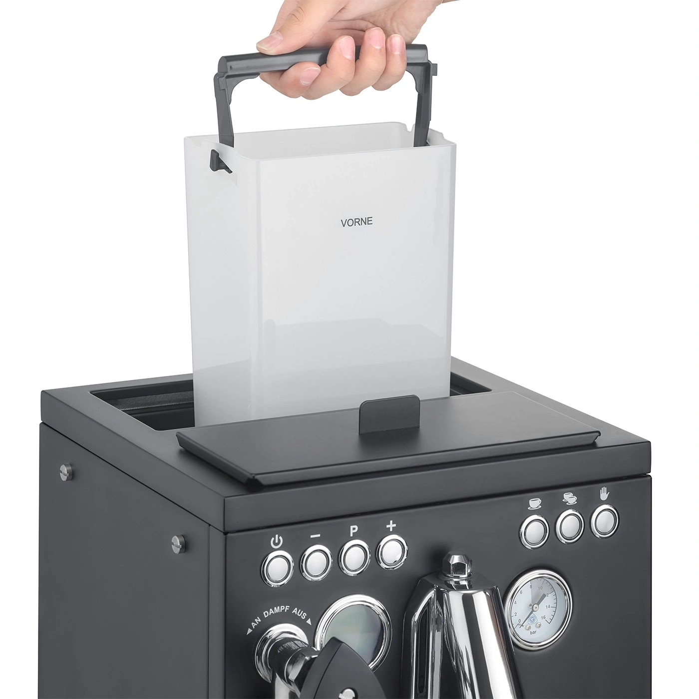 Kaffeemaschine mit Wassertank, der von einer Hand angehoben wird, mit Knöpfen und Anzeigen.