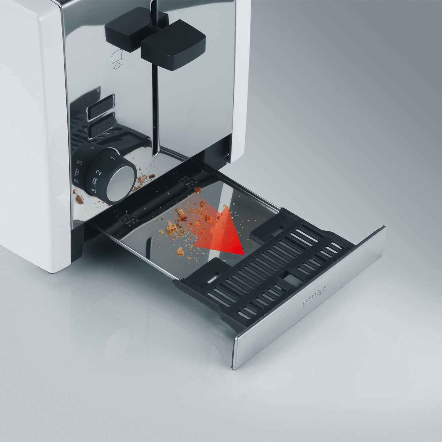 Toaster mit herausnehmbarer Krümelschublade und rotem Pfeil, der die Richtung anzeigt.
