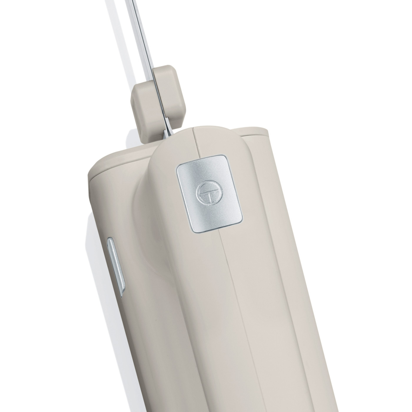 Nahaufnahme eines beigefarbenen Geräts mit silbernen Akzenten und einem Logo