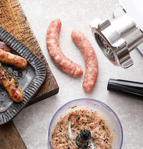 Wurst, Fleischwolf, Fleisch, Teller, Holzbrett, Kräuter, Küche, Essen, Kochen, Mahlzeit