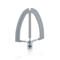 Grauer Mixer-Aufsatz, isoliert auf weißem Hintergrund, Küchenutensil, Nahaufnahme