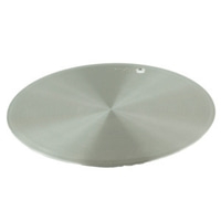 Silberne, runde Metallplatte mit konzentrischen Kreisen und einem Loch.