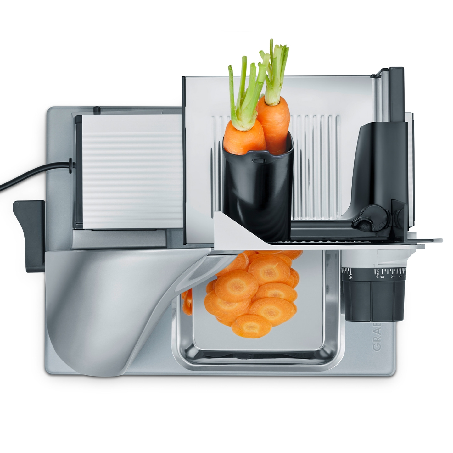 Gemüseschneider mit Karotten und Scheiben, Edelstahl, Nahaufnahme, isoliert