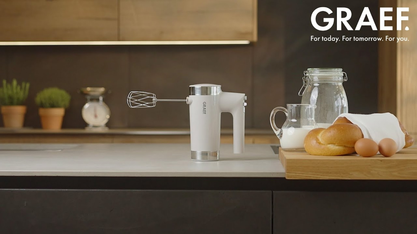 Küchenszene mit Handrührgerät, Brot, Eiern und Milch. GRAEF-Logo.