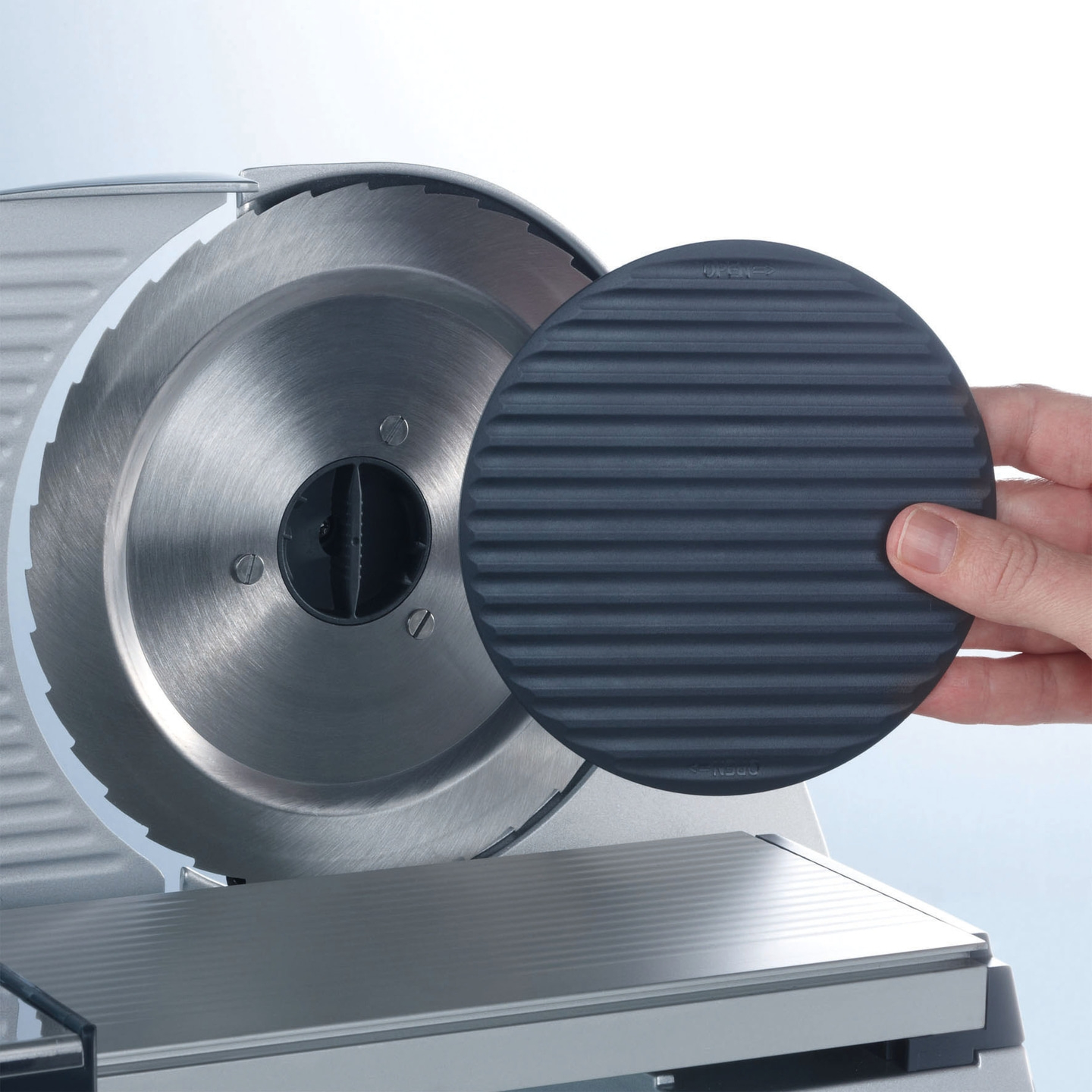 Nahaufnahme eines Fleischschneiders mit Schutzvorrichtung und Hand