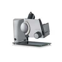 Graef Allesschneider, silberfarben, mit Drehknopf und Schneideblatt, auf Glasplatte stehend.