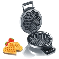 Herzförmiger Waffeleisen mit Waffeln und Erdbeeren, geöffnet, Nahaufnahme