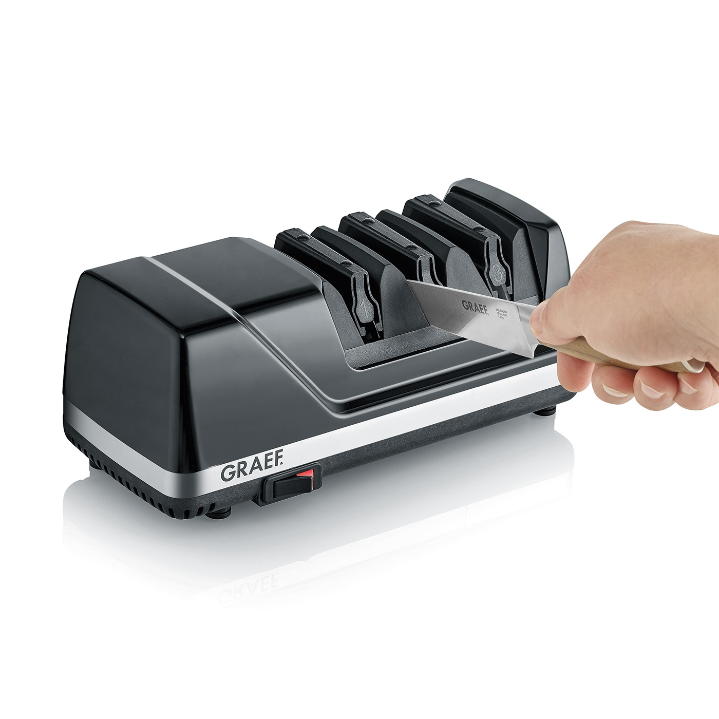 Graef Messerschärfer, Messer werden geschärft, Hand hält Messer, schwarz