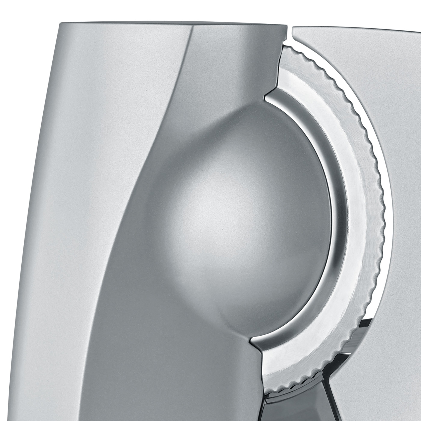 Nahaufnahme eines silbernen Fleischschneiders mit gezahnter Klinge und glatter Oberfläche