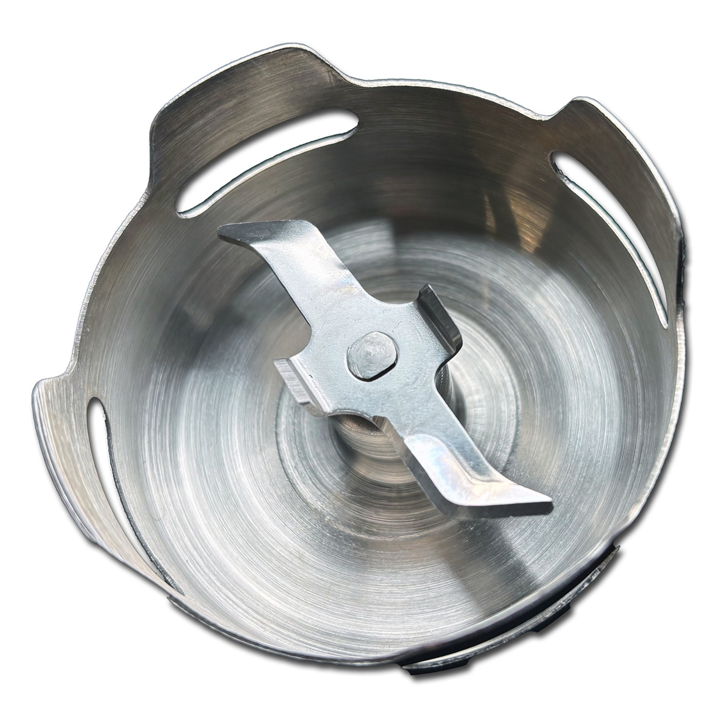 Nahaufnahme eines Edelstahl-Mixer-Aufsatzes mit Klingen und Löchern