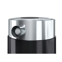 Nahaufnahme einer glänzenden Metallflasche mit einem Loch und einem Netz