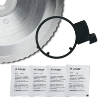 Circular saw blade with black ring and GRAEF cleaning wipes