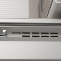 Nahaufnahme von Metall mit Schrauben und Schlitzen, Detailaufnahme, grau