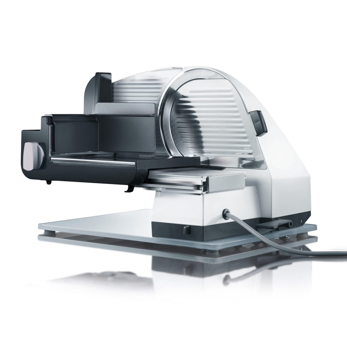 Elektrische Aufschnittmaschine, Edelstahl, weiß und schwarz, isoliert