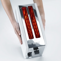 Weißer Toaster mit Chromdetails, gehalten von Händen, GRAEF-Logo, Toastschlitze