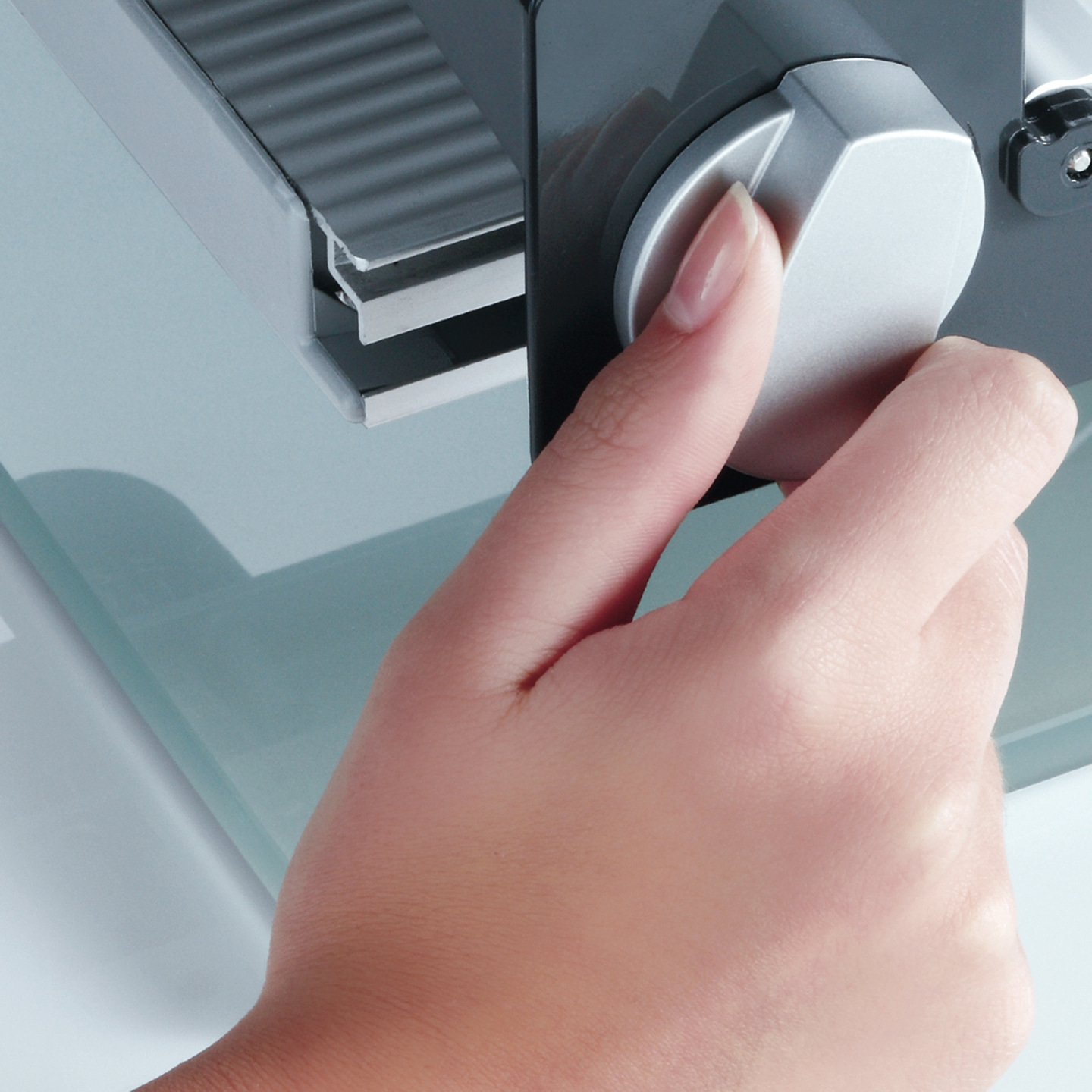 Nahaufnahme einer Hand, die einen Drehknopf an einem Gerät dreht