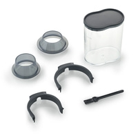 Zerlegte Küchenmaschine mit Behälter, Deckel, Bürste und Zubehörteilen.