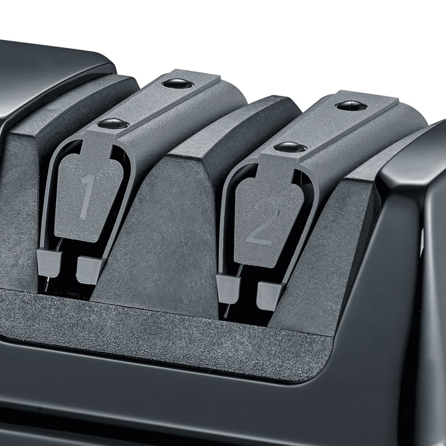 Nahaufnahme eines schwarzen Messerschärfers mit den Zahlen 1 und 2.