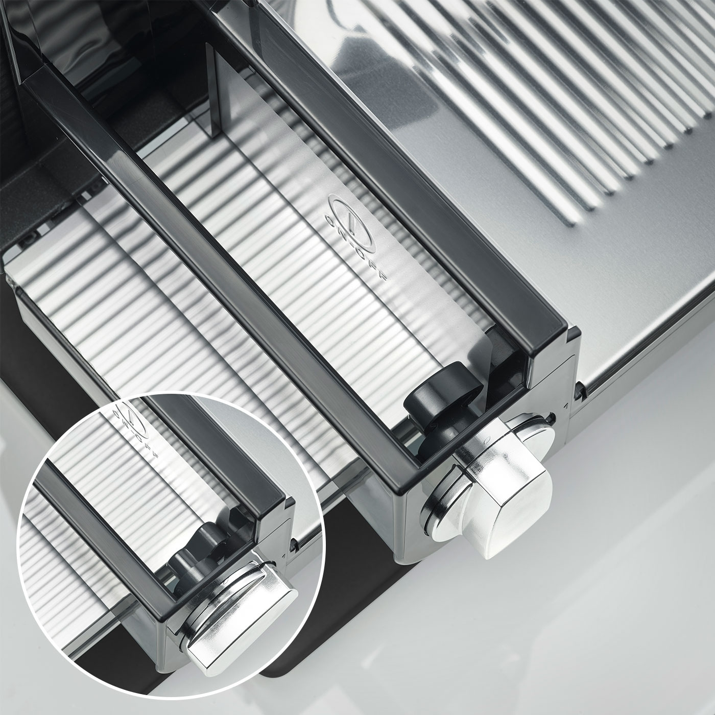 Nahaufnahme eines silbernen Fleischschneiders mit Knöpfen und Details