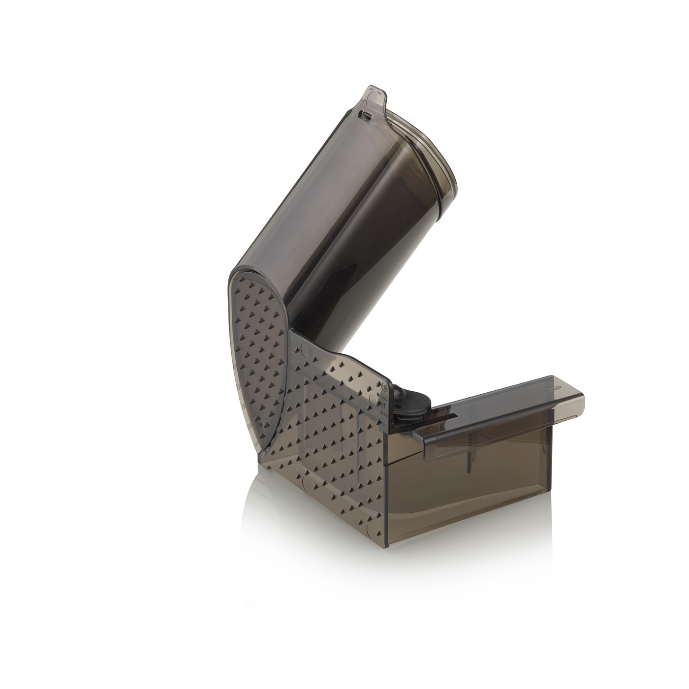 Transparente Kunststoff-Knoblauchpresse, geöffnet, auf weißem Hintergrund