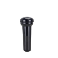 Schwarzer, glänzender Gegenstand, der wie ein Mikrofon aussieht, auf weißem Hintergrund.