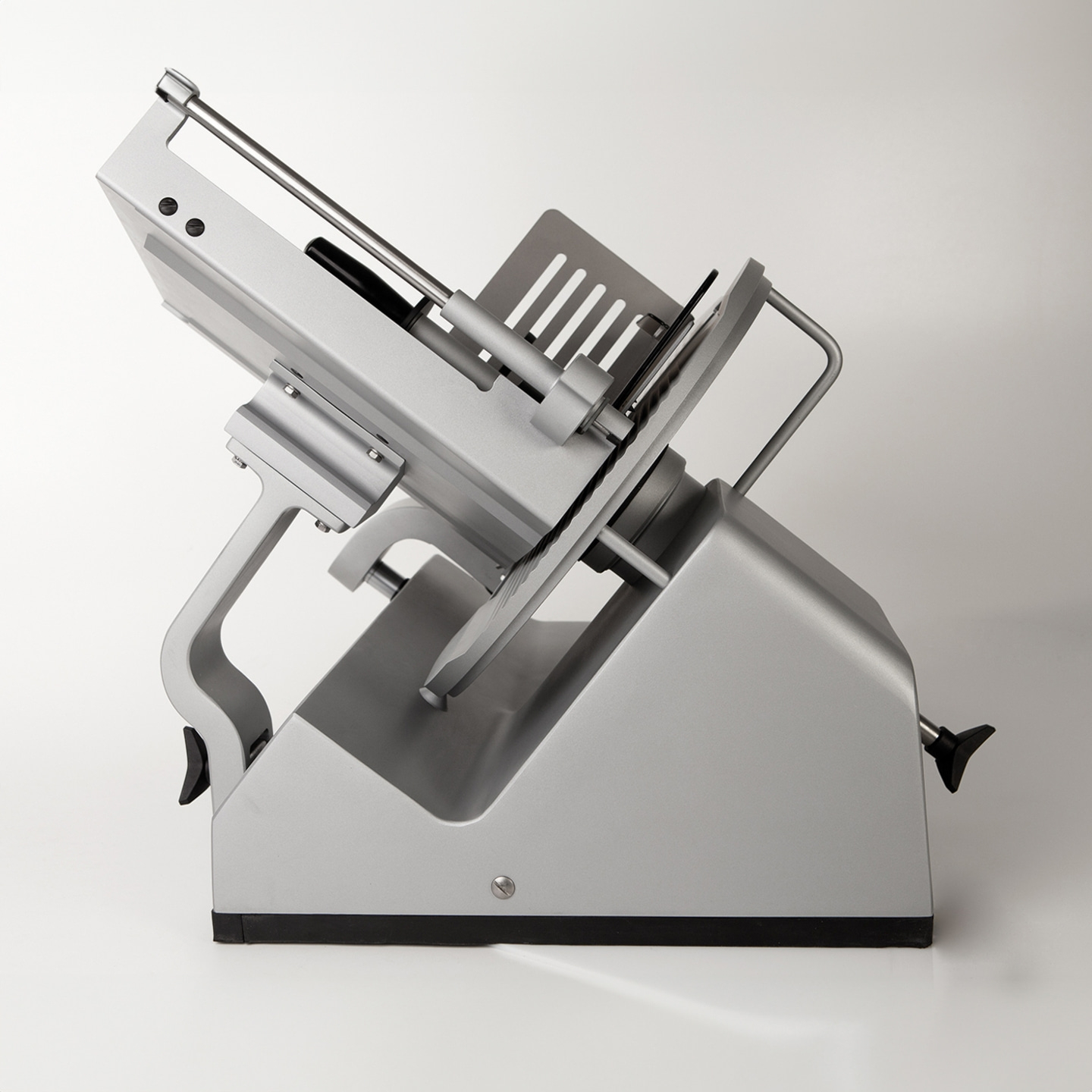 Silberne Aufschnittmaschine auf weißem Hintergrund, Detailaufnahme