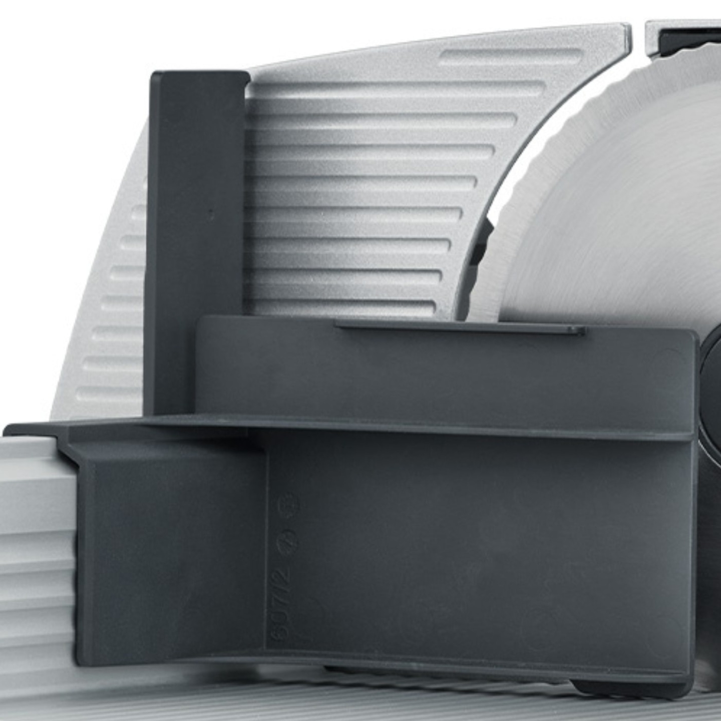 Nahaufnahme eines grauen Fleischschneiders mit einem schwarzen Schutz