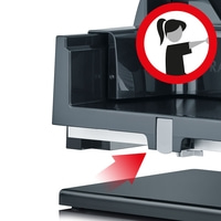 Warnschild mit Frau, roter Pfeil, graues Gerät, schwarze Oberfläche, weißer Hintergrund.