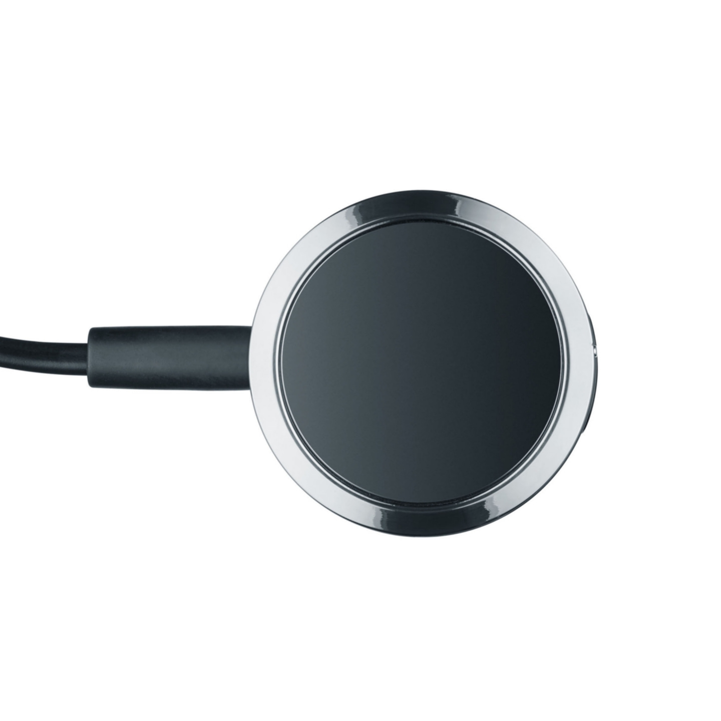Runde, schwarze Scheibe mit silbernem Rand und Kabel, isoliert auf Weiß.